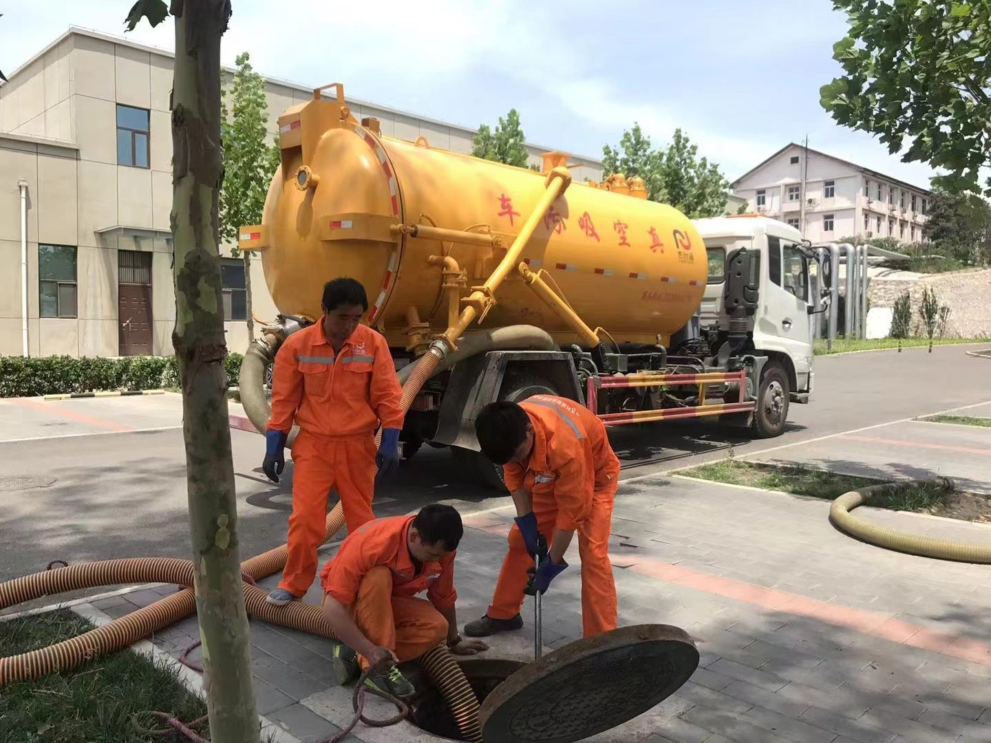 东昌管道疏通车停在窨井附近