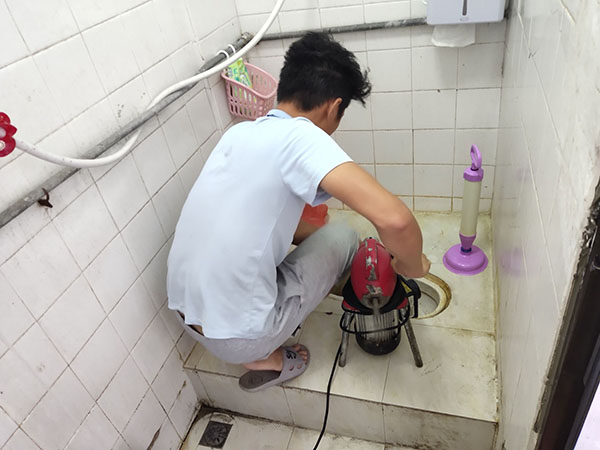 东昌管道堵塞冒臭气 专业师傅现场解决问题